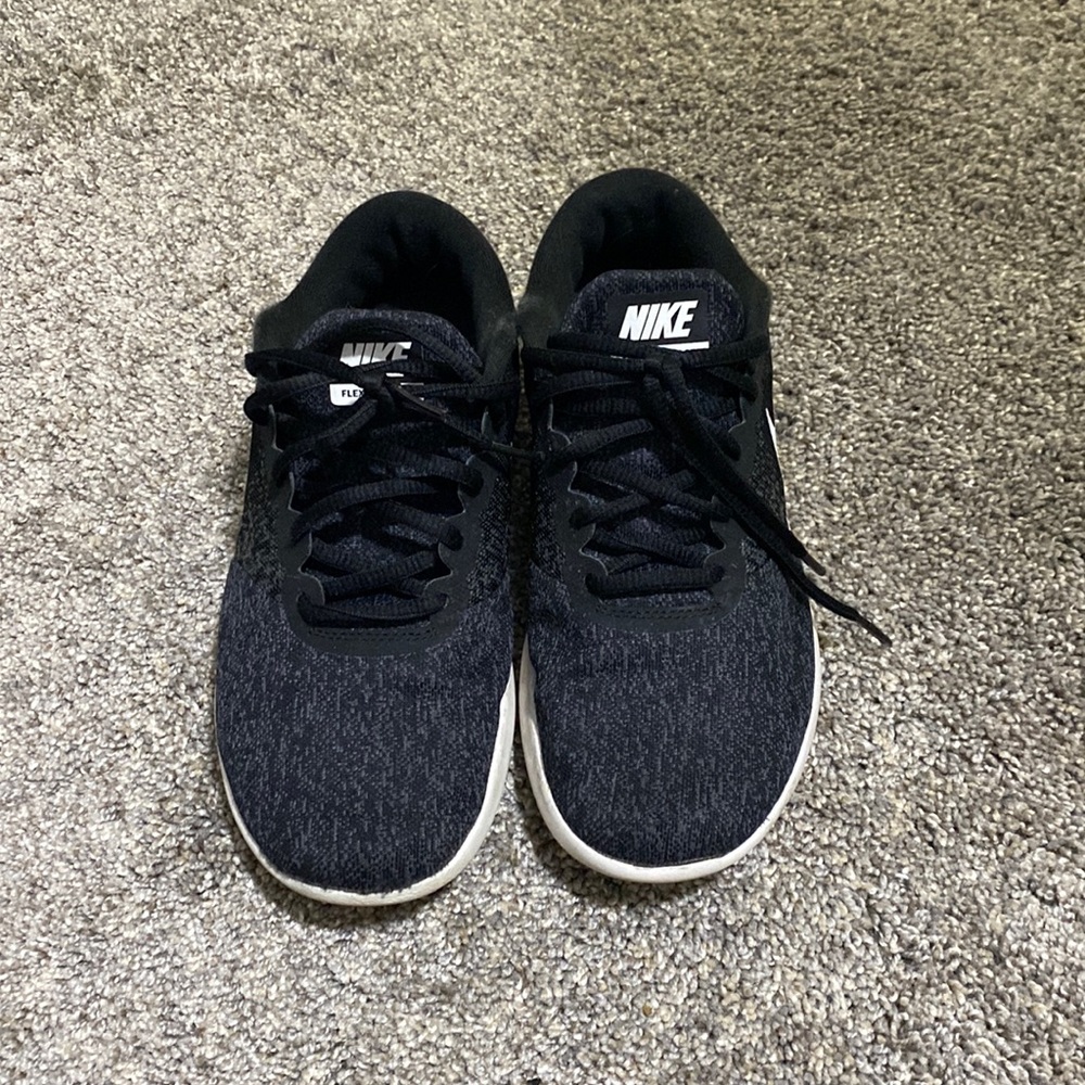 Nike flex contact shoes. Size 7.5, black and white color.